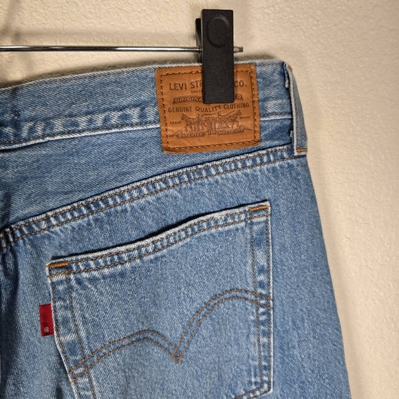 Levi's Premium Wedgie Straight Jeans Size 31 Medium Wash Distressed Button Fly - Picture 8 of 9